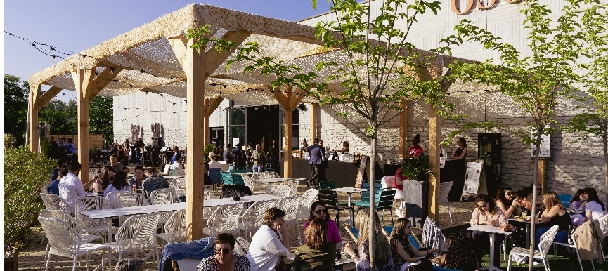 Terrasse ensoleillée d’Oscar Les Puces à Villeurbanne