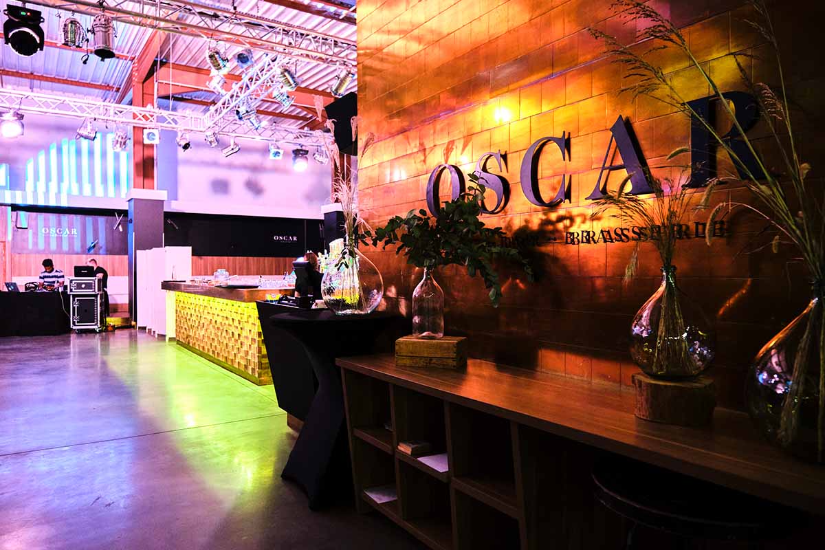 Bar design d’Oscar Les Puces avec ambiance événementielle