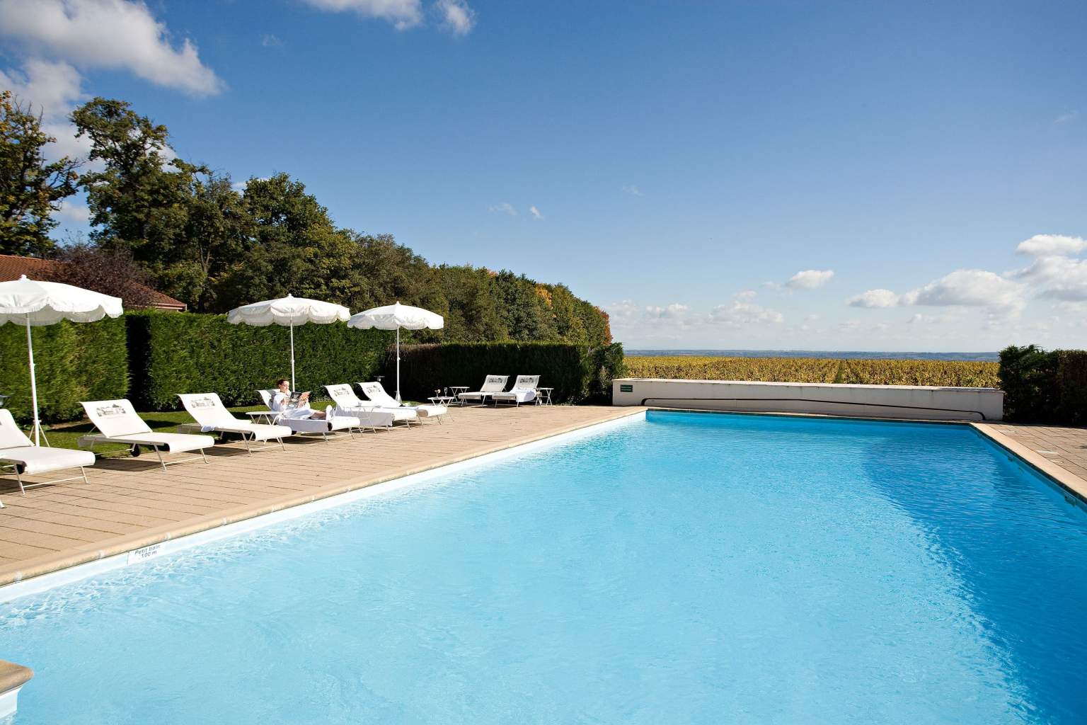 Découvrez pour vos séminaires proche de Lyon, la piscine Chateau Pizay