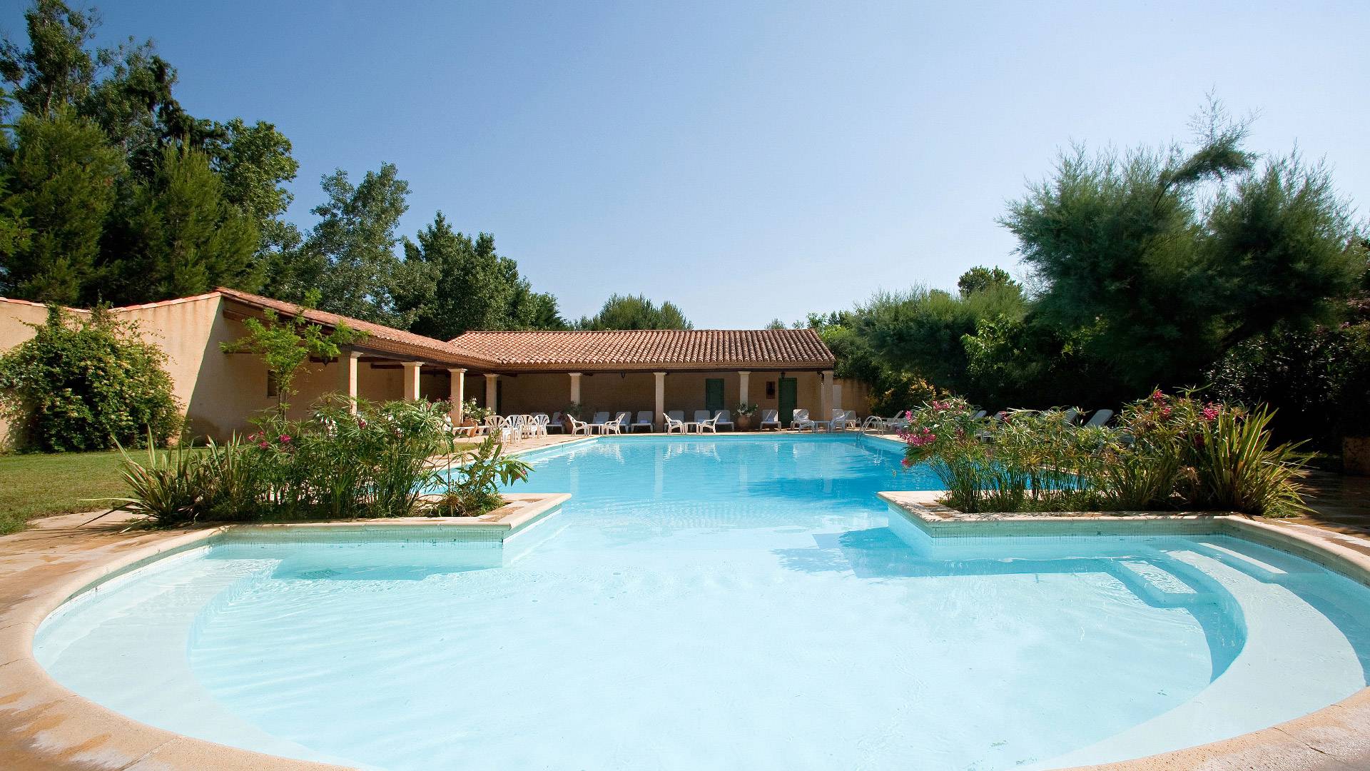 Découvrez pour vos séminaires dans le sud de la France, la piscine extérieur de l'HOTEL LE MAS DES SABLES