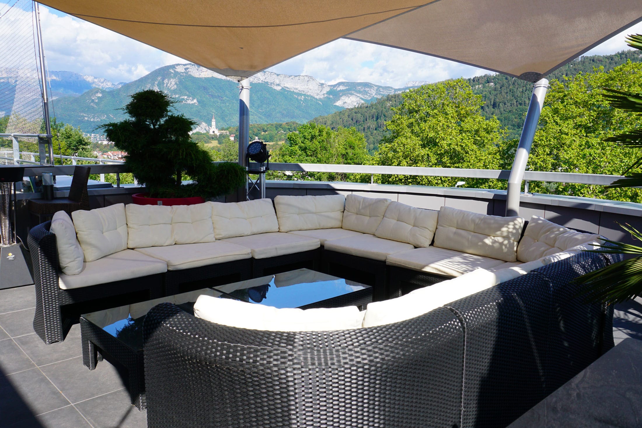 Découvrez pour vos séminaires en Haute Savoie, le salon extérieur E-motion
