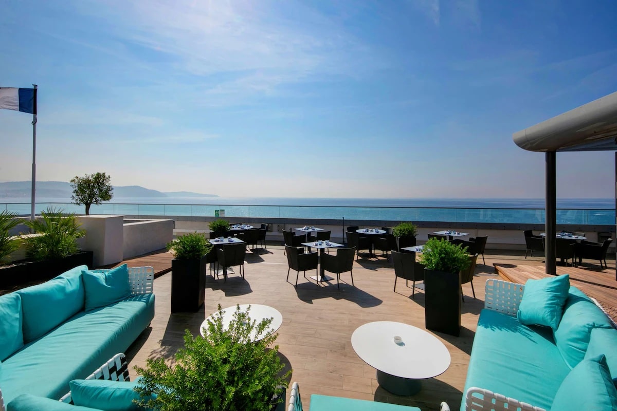 Terrasse lounge du Radisson Blu Nice avec vue sur la mer