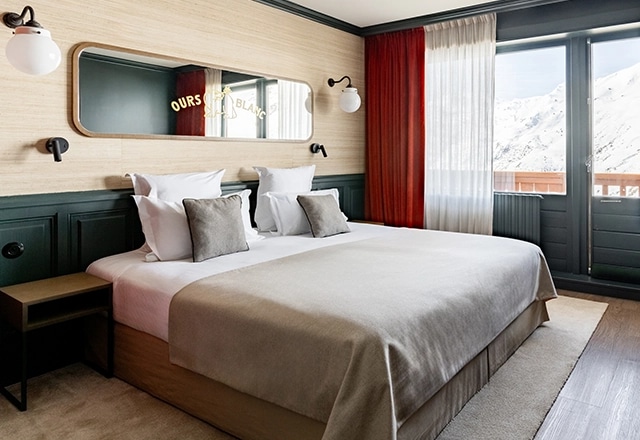 Chambre spacieuse à l’Hôtel Ours Blanc avec vue sur les montagnes