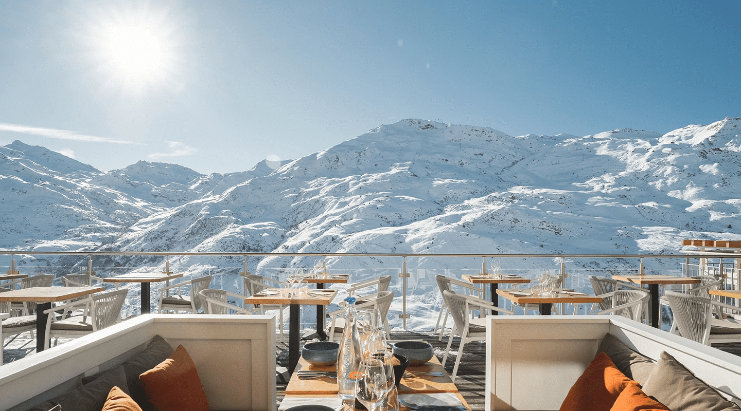 Terrasse ensoleillée de l’Hôtel Ours Blanc avec vue sur les montagnes aux Menuires