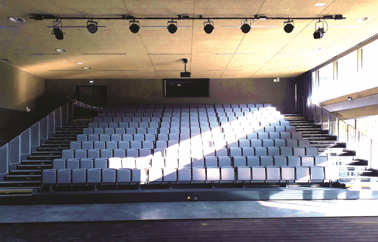 la toute nouvelle salle culturelle & de congrès de Challes-les-Eaux comprend un amphithéâtre de 240 m² avec 300 places assises