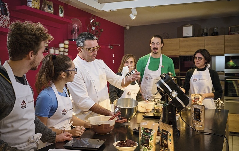 Fédérer ou stimuler vos équipes ; une restauration 100% chocolat pour une expérience culinaire originale et inédite !Possibilité de privatisation en soirée pour marquer votre fin de journée de séminaire.