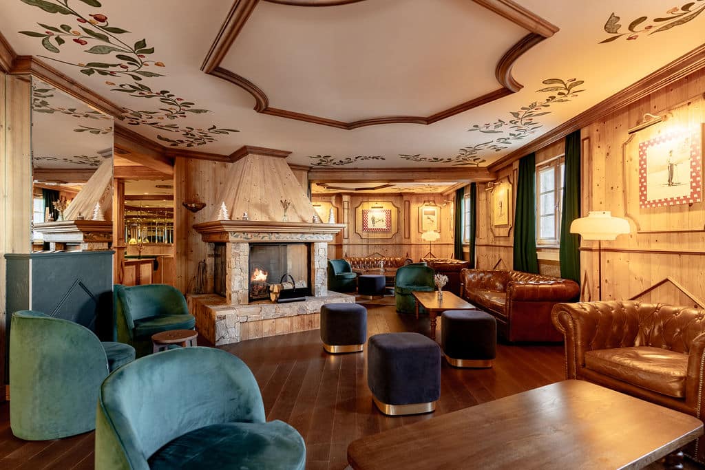 Bar avec cheminée à l’Hôtel Ours Blanc aux Menuires