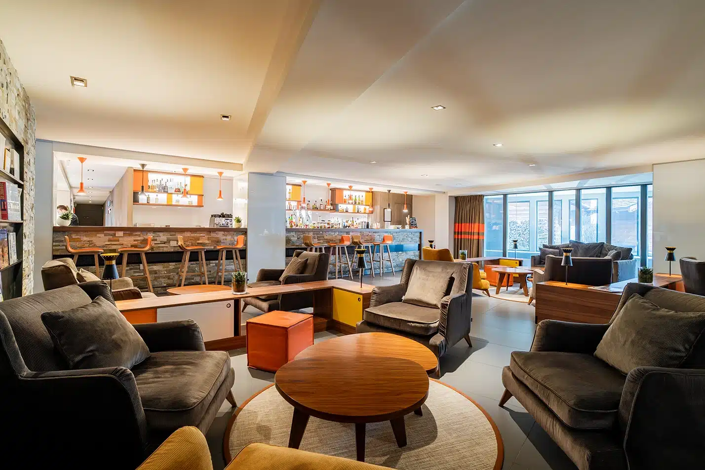 Salon bar chaleureux à l’Hôtel Héliopic à Chamonix