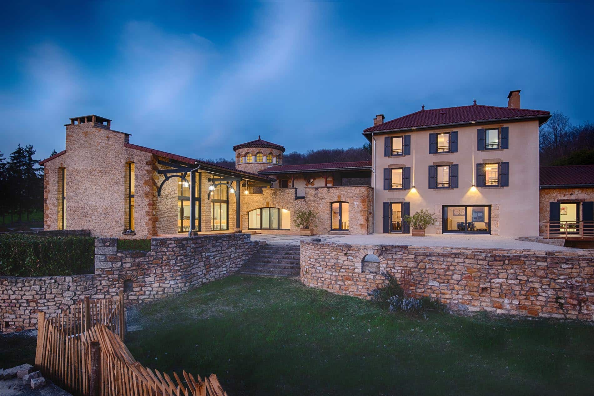 Découvrez pour vos séminaires proche de Lyon, Domaine De La Barbelière. Quel que soit votre événement, séance de travail, team-building, accueille dans un cadre qui allie le charmes des pierres et les confort des lieux contemporains.