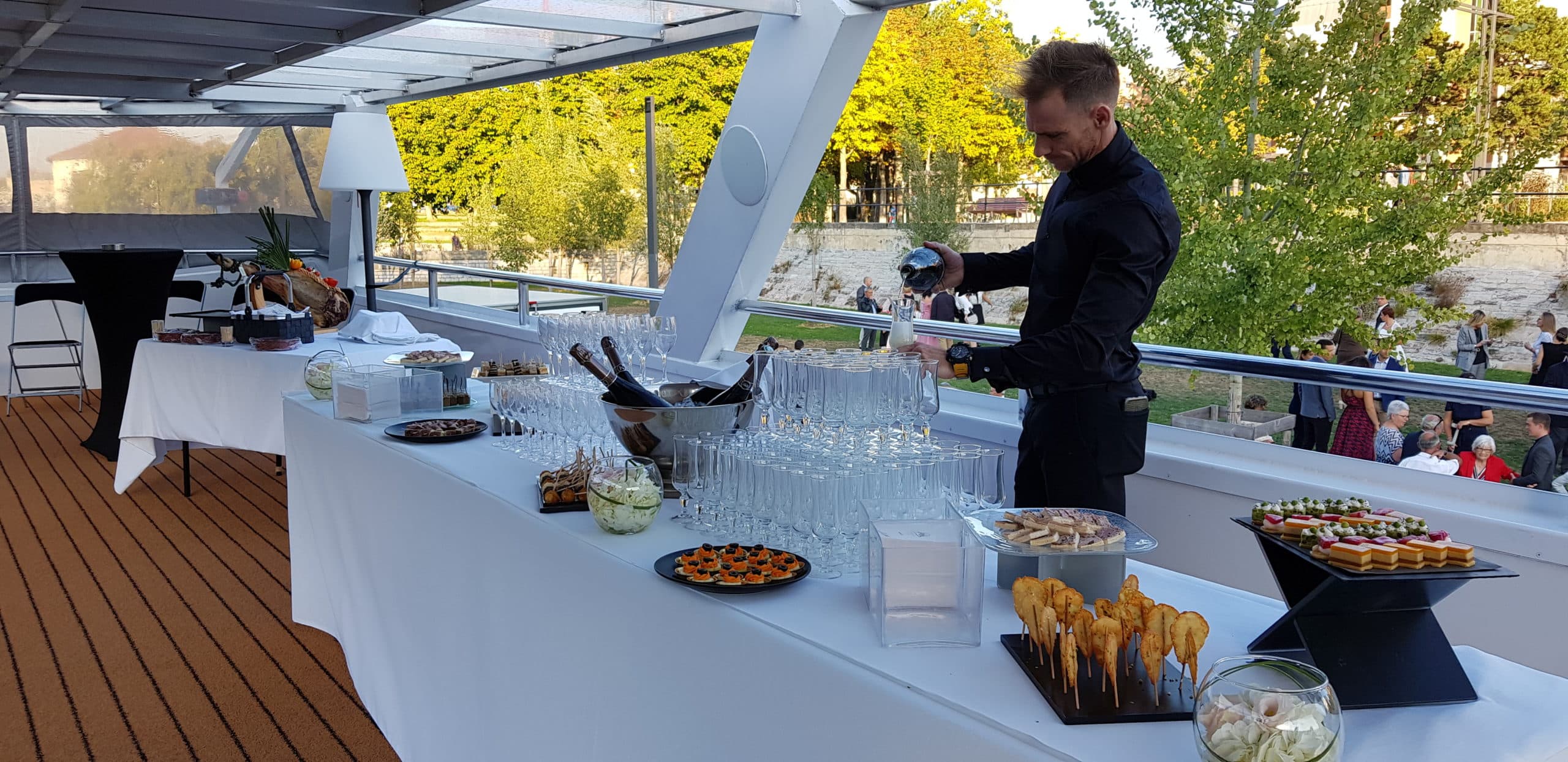 Découvrez pour vos évènements professionnel, Les Yachts de Lyon. Différents services à la carte, séminaire, conférence, cocktail croisière, soirée privée...