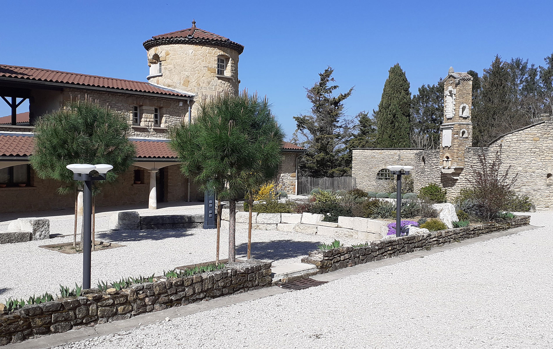 Découvrez pour vos séminaires proche de Lyon, Domaine De La Barbelière. Quel que soit votre événement, séance de travail, team-building, accueille dans un cadre qui allie le charmes des pierres et les confort des lieux contemporains.