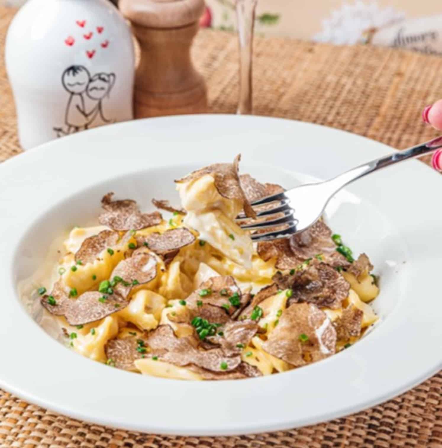 Découvrez pour vos repas d'affaires en Haute-Savoie, Restaurant Amore Hibou. Au cœur de Megève, une cuisine 100% italienne.