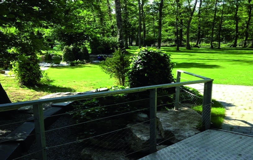 Profitez d’un extérieur unique avec des espaces boisés, d’un jardin zen, une terrasse avec une vue imprenable sur la campagne environnante