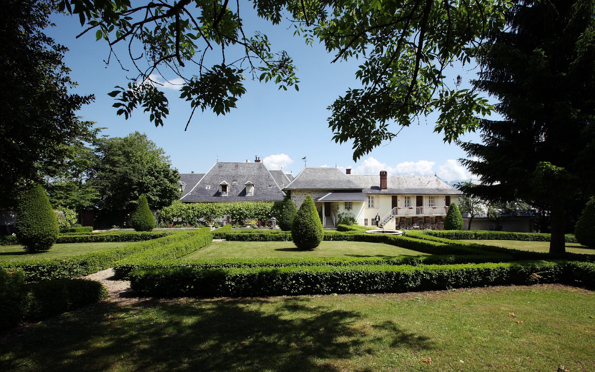 Découvrez pour de vos séminaire en Savoie, Domaine Des Saints Pères. Un lieu idéal pour associer travail et détente avec une vue sur le Lac Bourget.