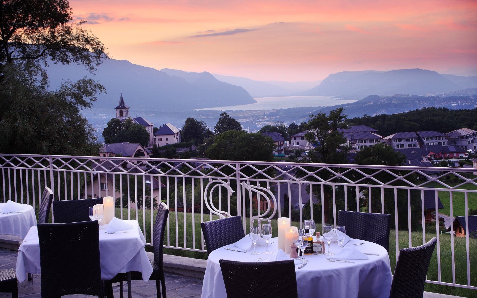 Découvrez pour de vos séminaire en Savoie, Domaine Des Saints Pères. Un lieu idéal pour associer travail et détente avec une vue sur le Lac Bourget.
