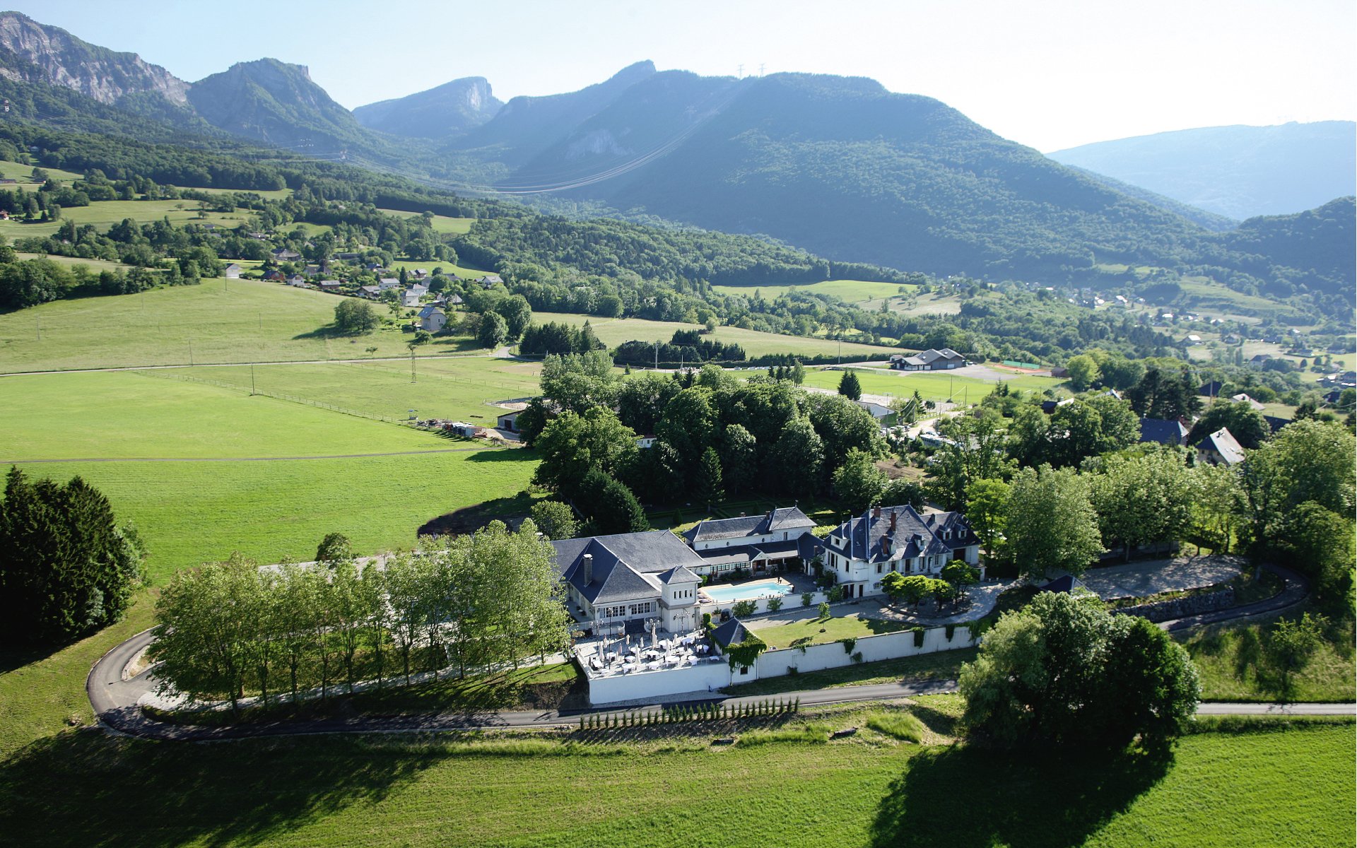 Découvrez pour de vos séminaire en Savoie, Domaine Des Saints Pères. Un lieu idéal pour associer travail et détente avec une vue sur le Lac Bourget.