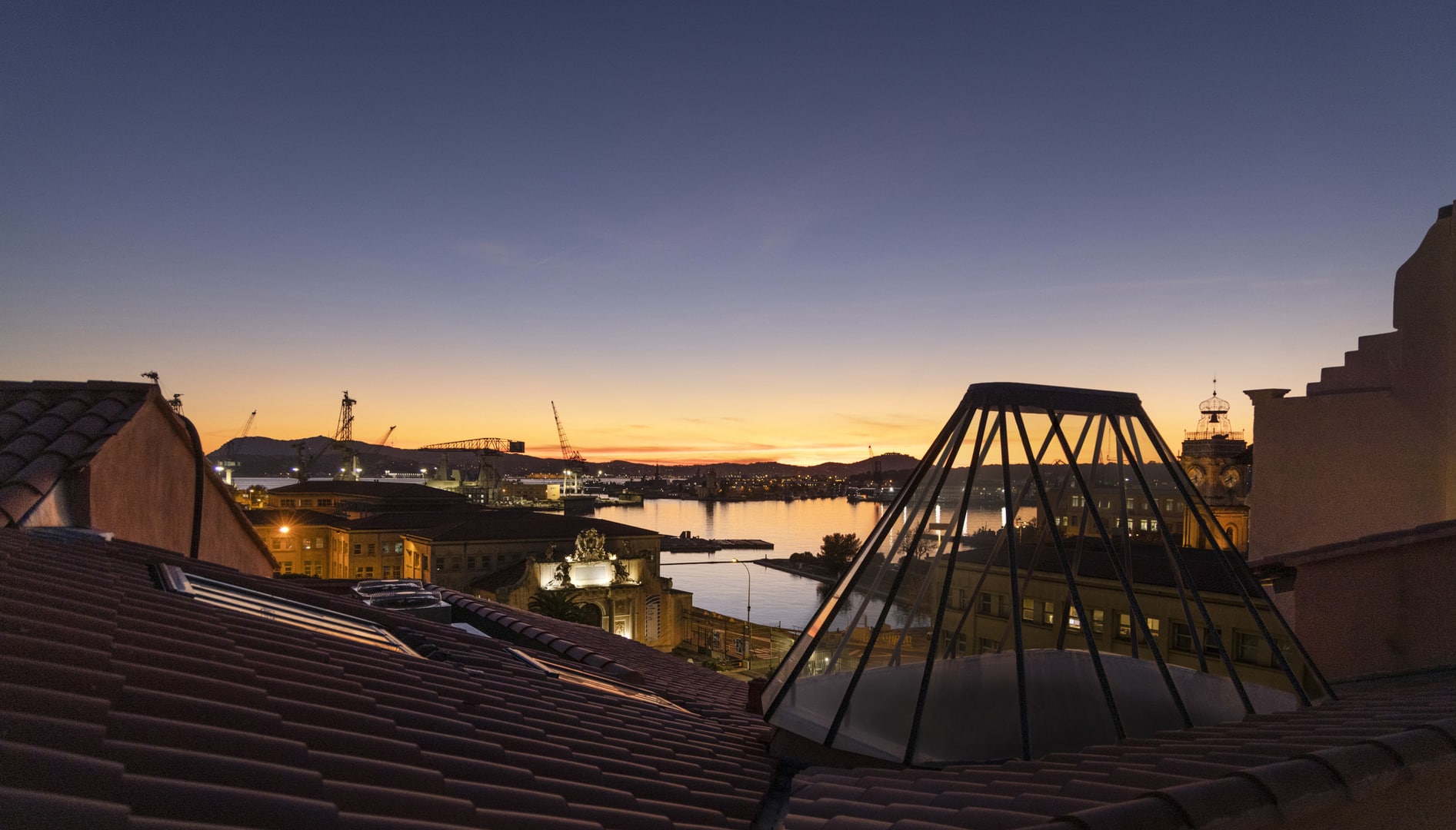 Découvrez pour vos séminaire incentives à Toulon, l'Eautel Toulon Port. au coeur du centre historique de Toulon, dan sle quartier rénové de la rue des Arts.