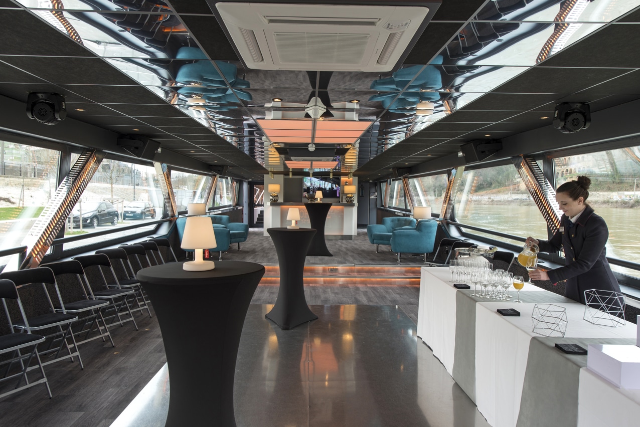 Découvrez pour vos évènements professionnel, Les Yachts de Lyon. Différents services à la carte, séminaire, conférence, cocktail croisière, soirée privée...