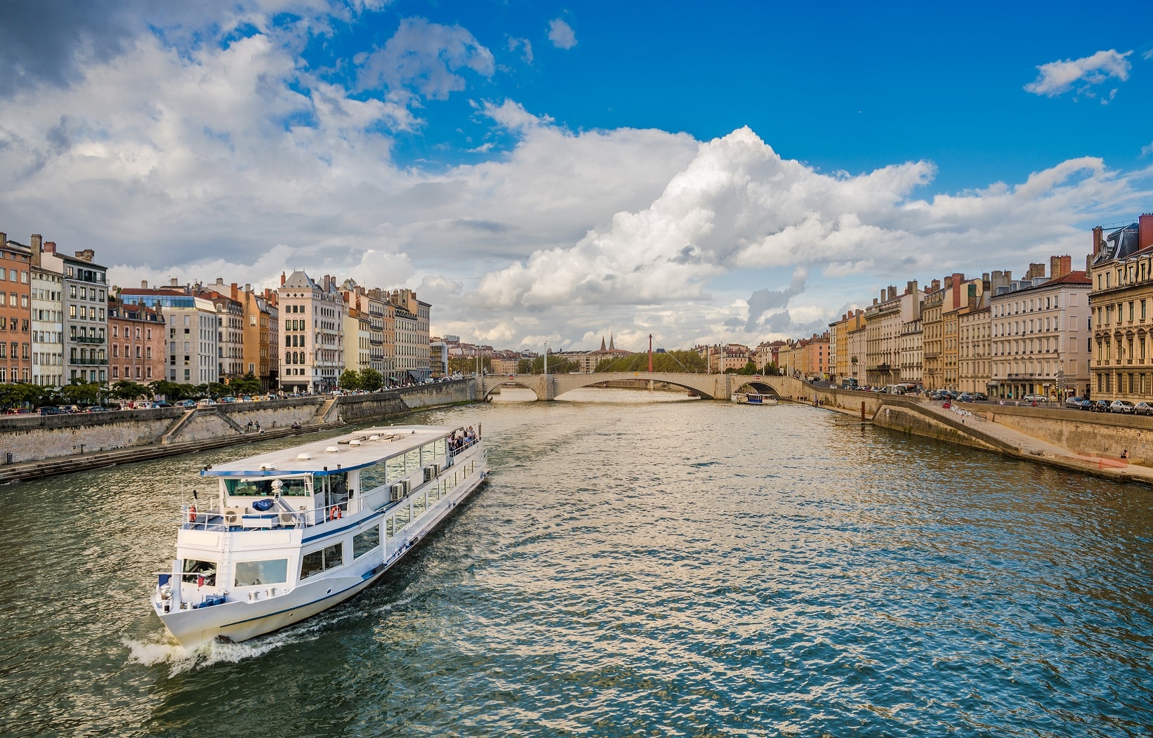 Les Bateaux Lyonnais vous emmènent à la découverte de la ville de Lyon lors d'une croisière unique entre Rhône et Saône.