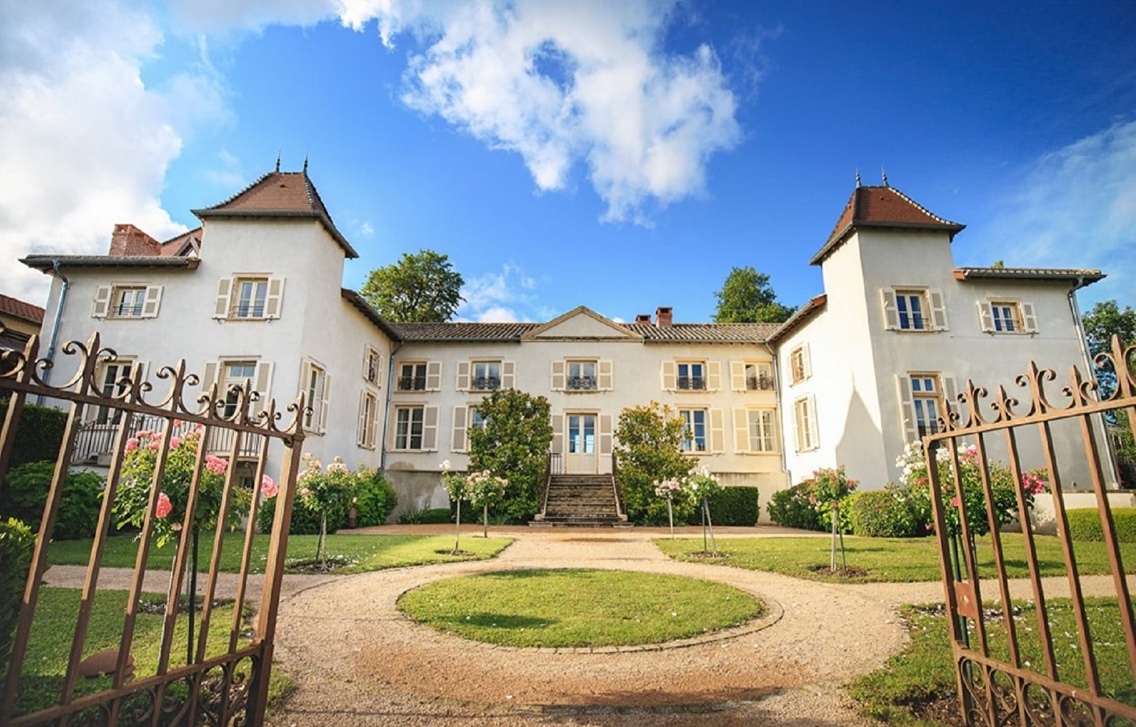 Le château des Broyers est rénové, élégant et raffiné, il est dédié aux événements professionnels.