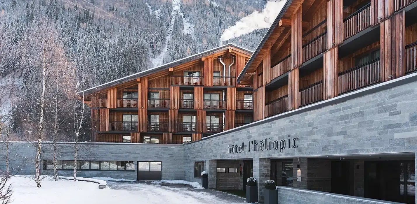 Façade de l’Hôtel Héliopic à Chamonix en hiver