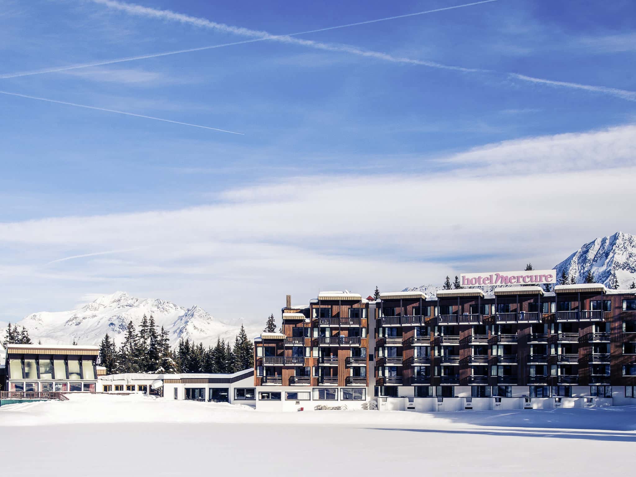 Découvrez pour de vos évènements professionnels en Savoie, l'Hôtel Mercure Courchevel. Equipé d'un d'auditorium, un espace de réception et 11 salles équipées pour vos évènements à 1900m d'altitude!