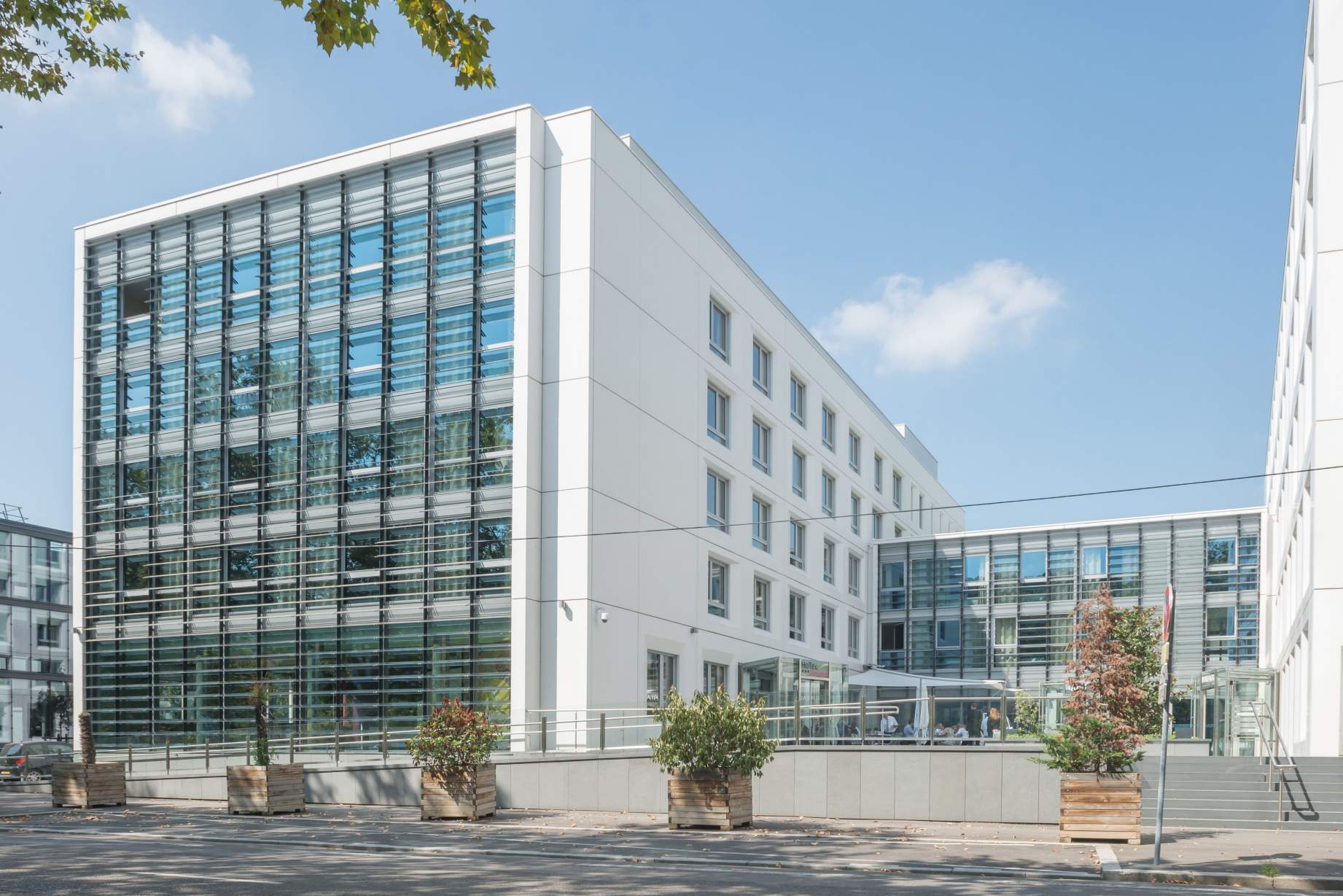 Façade de l’Hôtel Lyon-Ouest à Lyon 9e avec architecture contemporaine