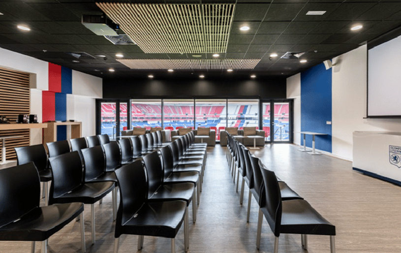 Salle de séminaire ou de réunion spacieuse devant le terrain de football du Groupama Stadium