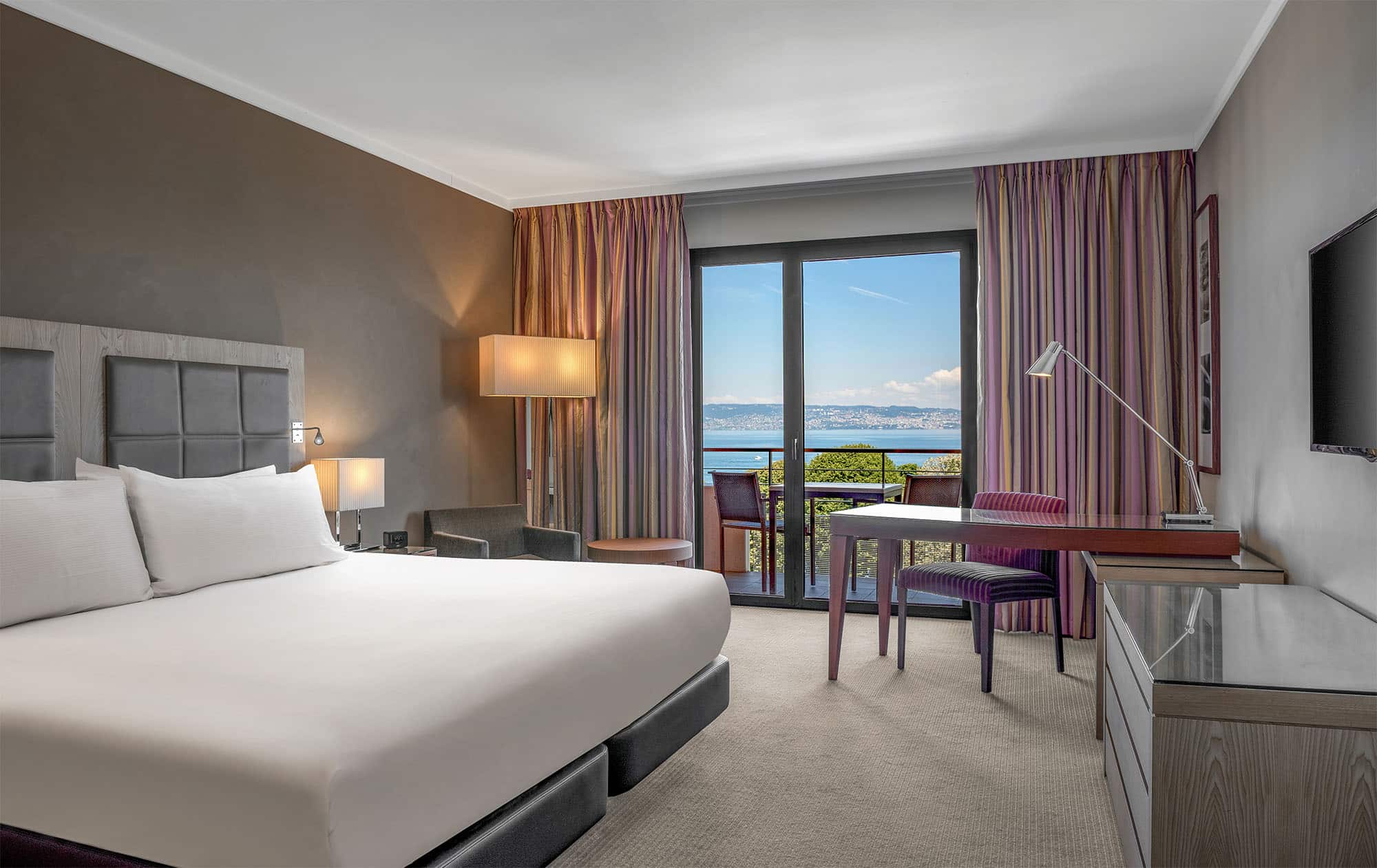Les chambres de l'hôtel Hilton à Évian-les-Bains propose sont équipées et décorées avec goût ! Certaines d'entre elles ont une vue à couper le souffle sur le lac Léman ! De quoi profiter de votre événement d'entreprise dans les meilleures conditions