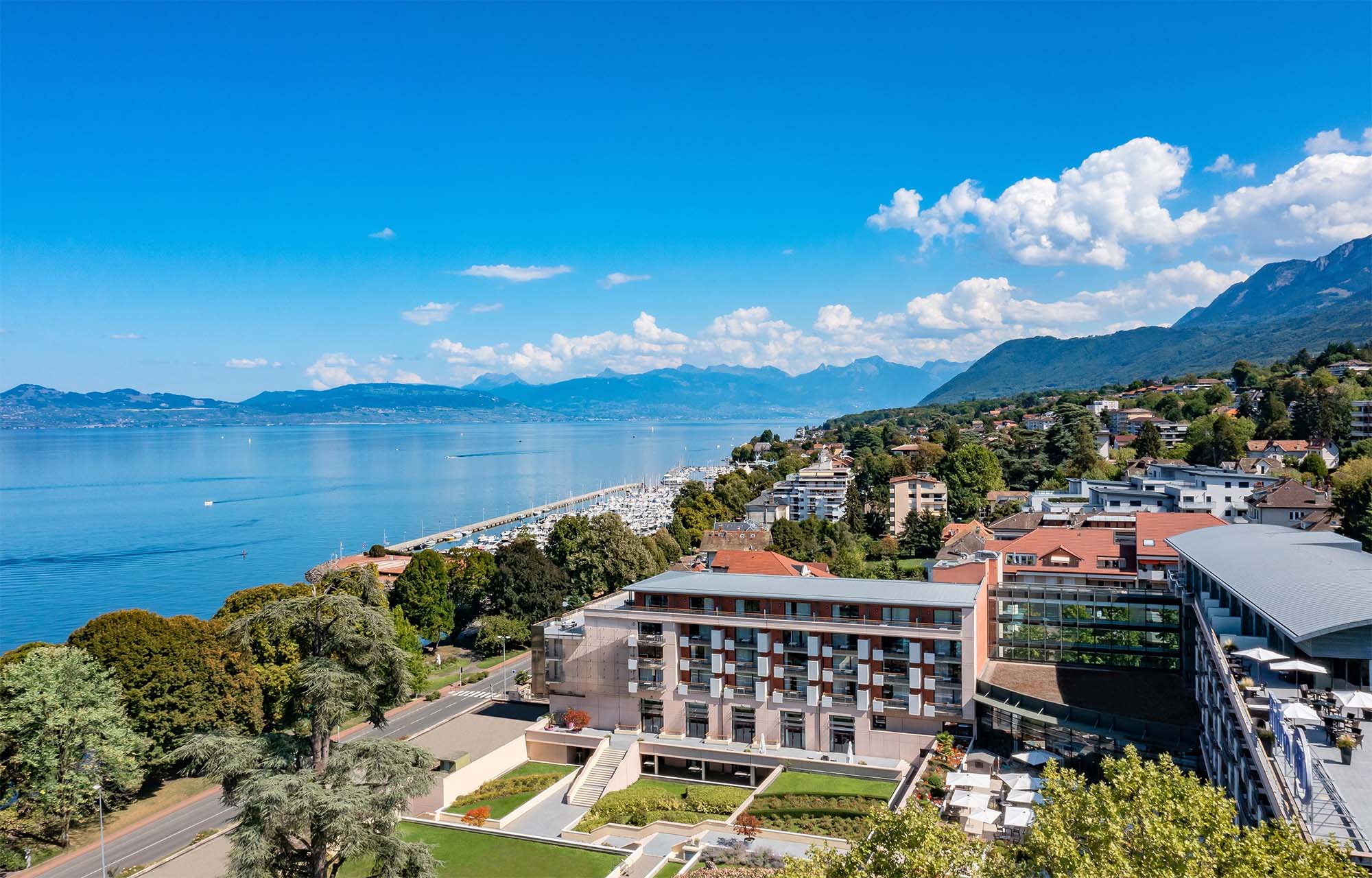 Situé sur les rives du Lac Léman, au pied des Alpes françaises l'hôtel Hilton Évian-les-Bains propose une vue panoramique et un cadre magnifique pour vos séminaires