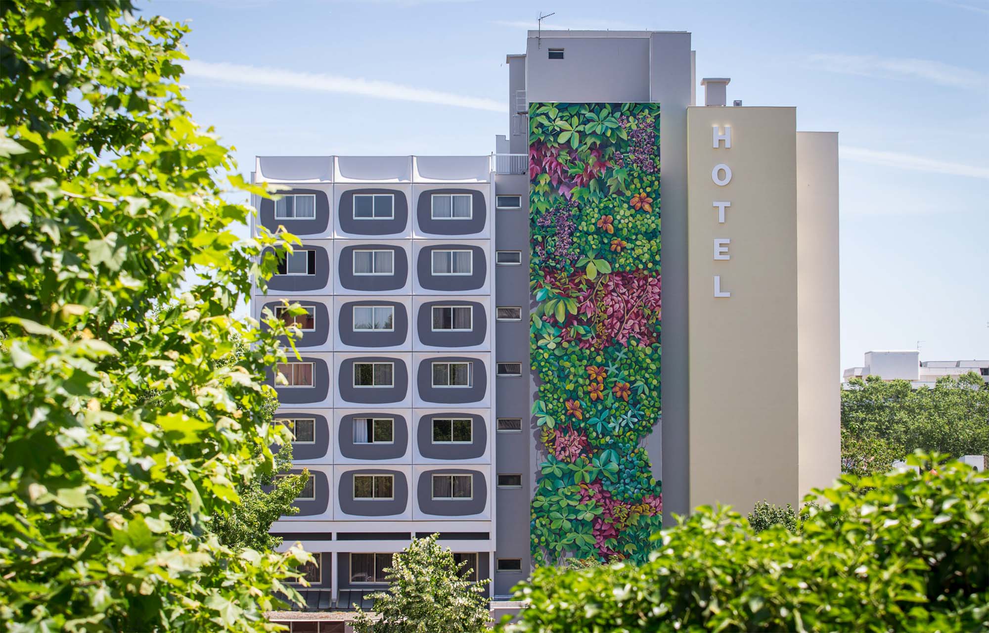 Copier En passant devant l'Hôtel Des Congrès vous pourrez voir un mur peint végétal en trompe l’œil pour faire un clin d'oeil au parc de la Tête d'Or situé en face En passant devant l'Hôtel Des Congrès vous pourrez voir un mur peint végétal en trompe l’œil pour faire un clin d'oeil au parc de la Tête d'Or situé en face En passant devant l'Hôtel Des Congrès vous pourrez voir un mur peint végétal en trompe l’œil pour faire un clin d'œil au parc de la tête d'Or situé en face