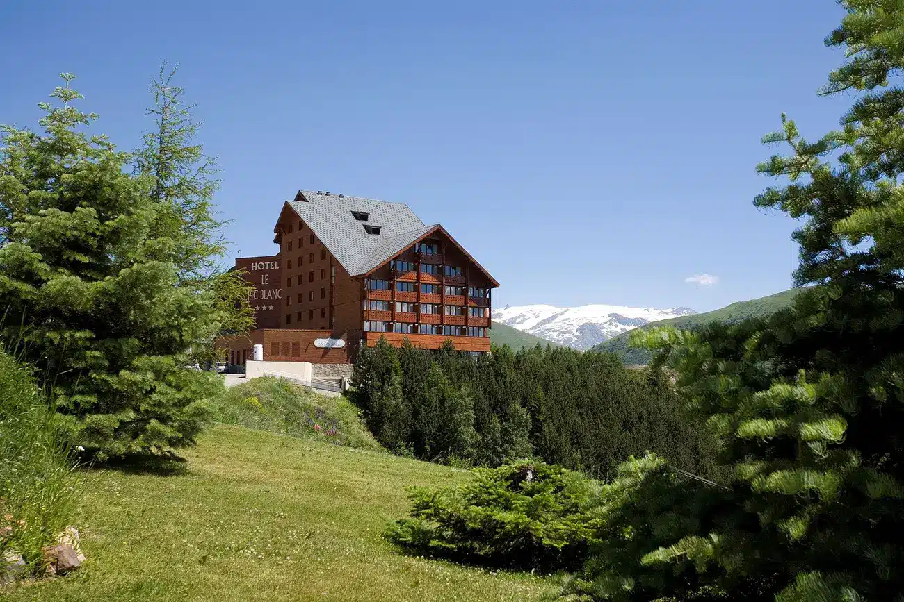 Découvrez pour de vos évènements professionnels proche de Lyon, l'Hôtel Le Pic Blanc au pied des pistes du Pic Blanc.