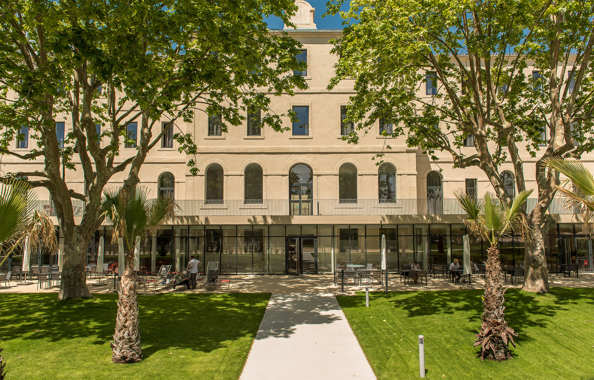 Le Villages Club Du Soleil Marseille possède un magnifique parc arboré avec piscine extérieure et terrasse pour vos séminaires d'entreprise