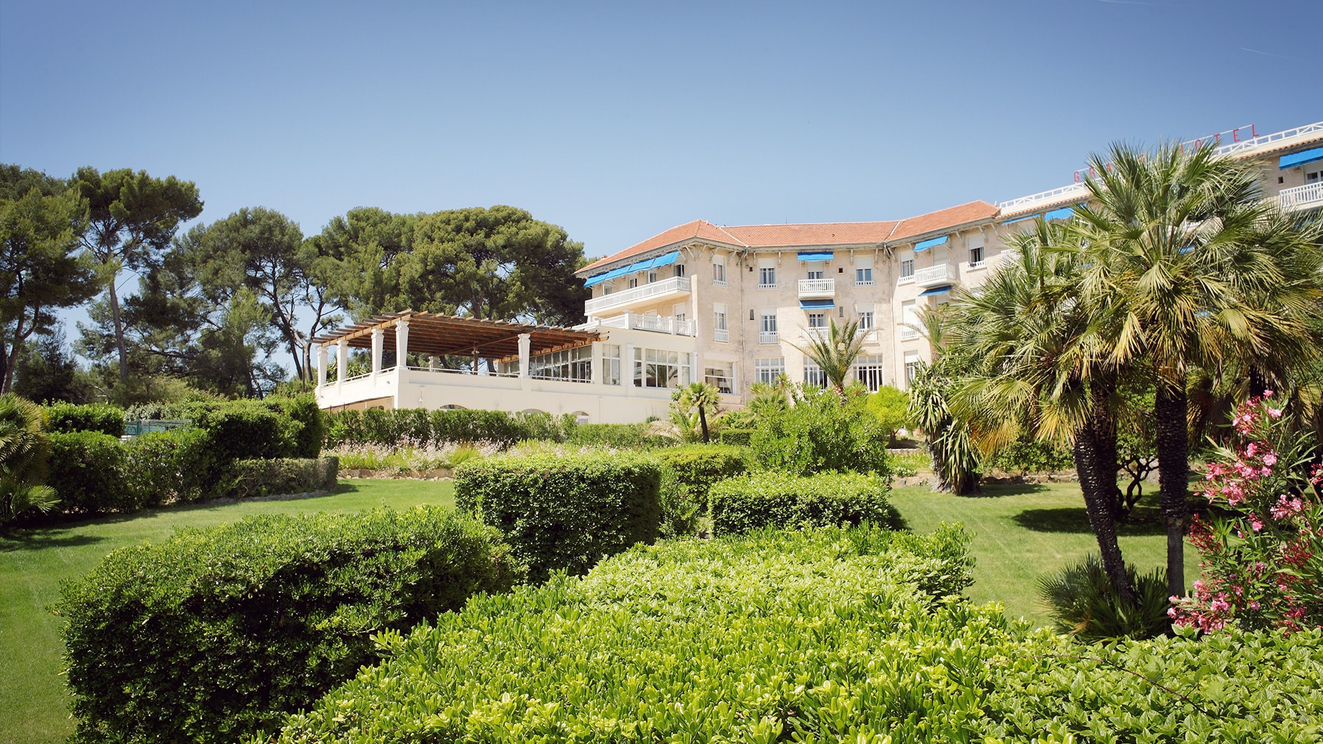 Découvrez pour vos évènements professionnels dans le Var, Grand Hôtel Les Lecques au cœur d'un parc de 3 hectares avec une vue imprenable sur la baie des Lecques.