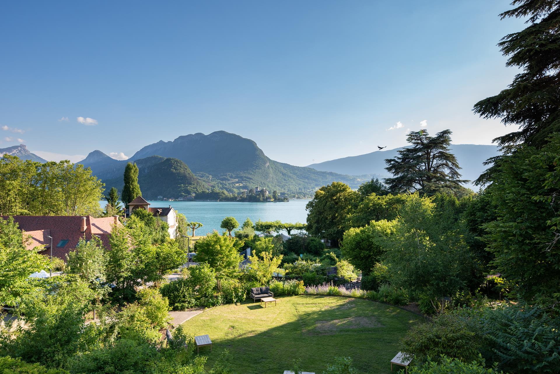 Découvrez pour de vos séminaire en Haute-Savoie, l'Hôtel Beau Site Talloires "la plage à la montagne.