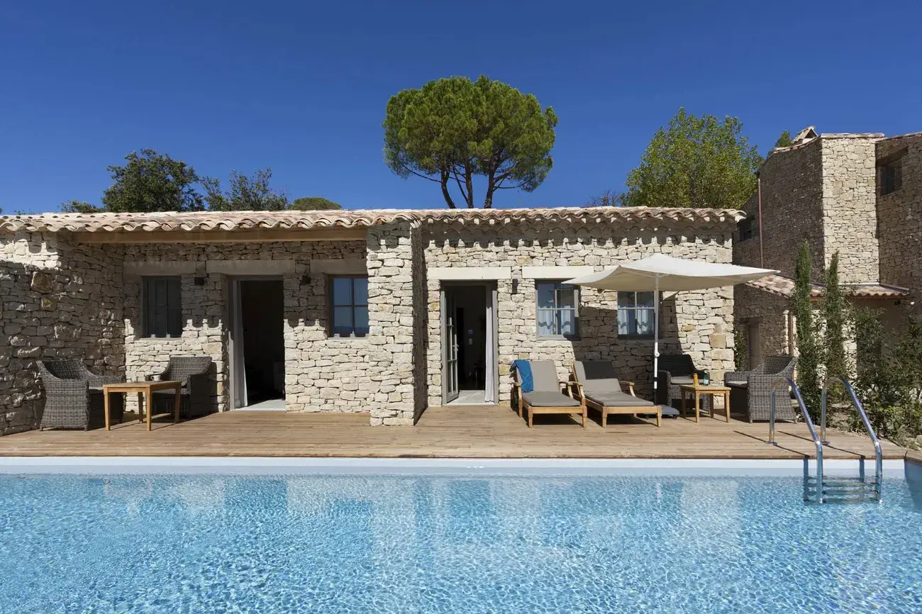 Découvrez pour de vos évènements professionnels dans le Sud de la France, Le Mas Des Herbes Blanches vous accueille face à la vallée du Luberon.