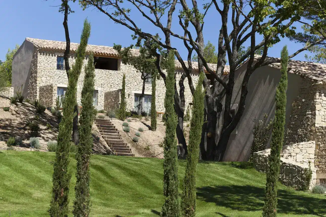 Découvrez pour de vos évènements professionnels dans le Sud de la France, Le Mas Des Herbes Blanches vous accueille face à la vallée du Luberon.