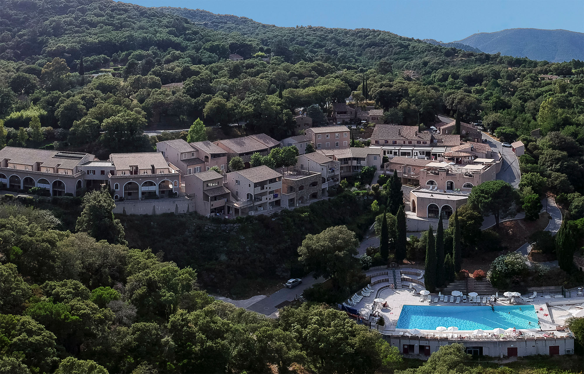 Le Village Club du Reverdi niché dans un parc arboré, est doté d'une piscine extérieur et propose une restauration savoureuse aux accents du Sud