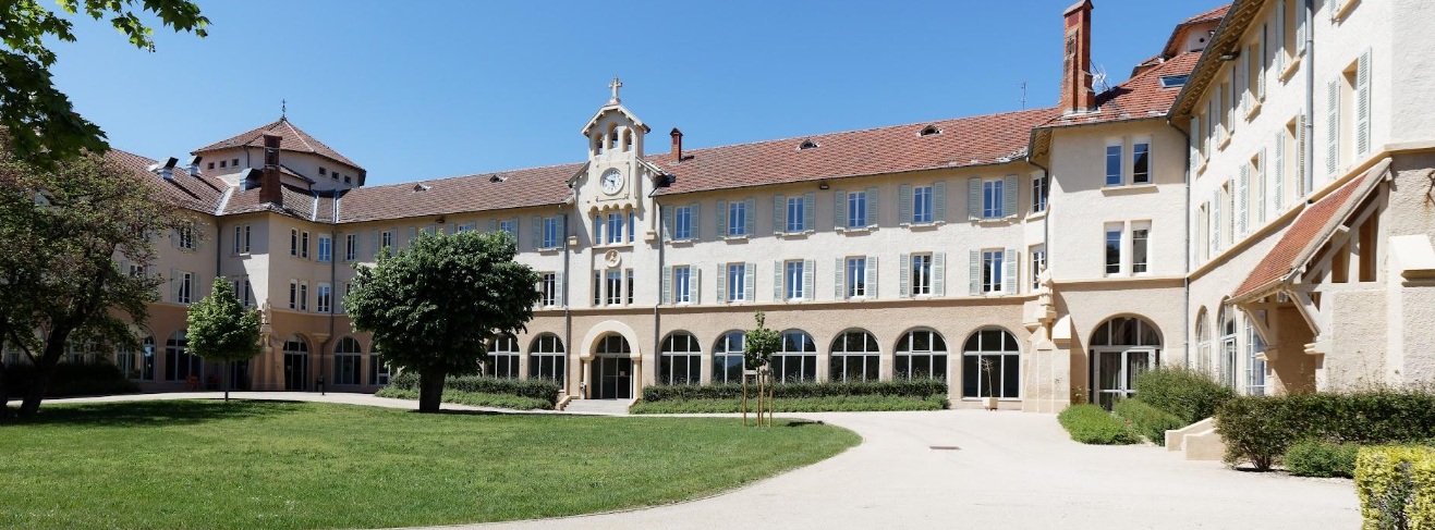 Façade historique du Domaine Lyon Saint-Joseph avec parc arboré