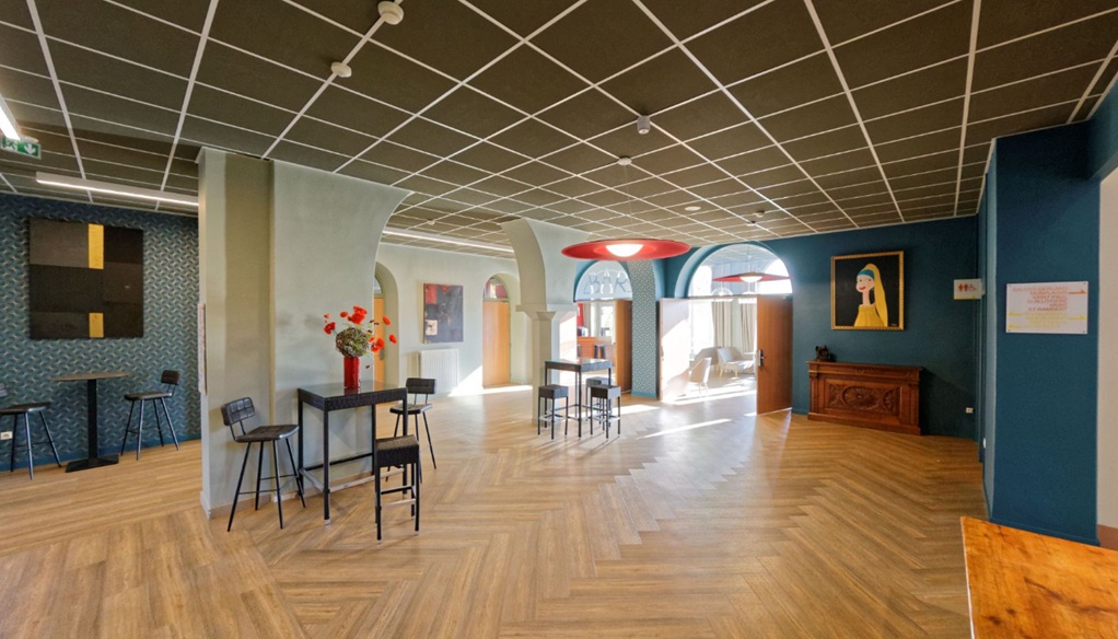 Espace d’accueil moderne et coloré au Domaine Lyon Saint-Joseph