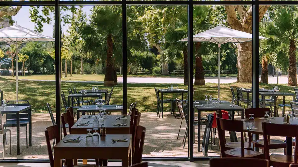 Terrasse ombragée et salle de restaurant avec vue sur jardin – Village Club du Soleil Marseille