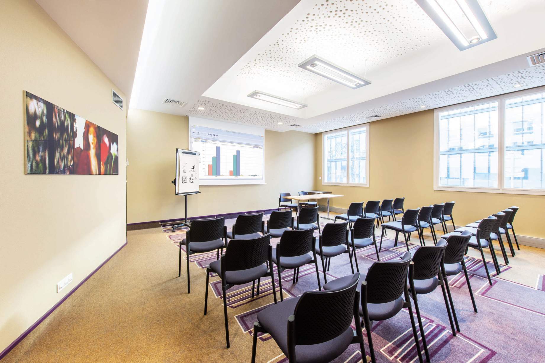 Salle de conférence en configuration théâtre à l’Hôtel Lyon-Ouest