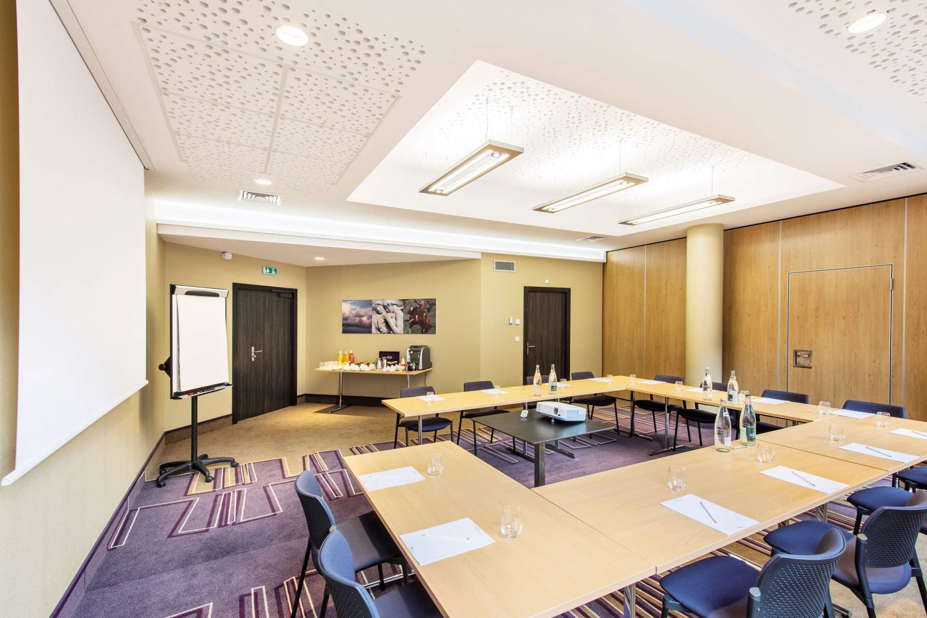 Salle de séminaire en U avec collation à l’Hôtel Lyon-Ouest