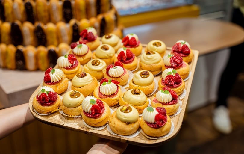 Les Eclaireurs Pâtissiers propose 4 formats de pâtisserie : éclairs grand format, éclairs réduits, choux et pièces montées​. ​Tous les éclairs "Les Eclaireurs Pâtissiers" sont faits maison chaque matin avec des produits haut-de-gamme et locaux pour créer des produits dont le goût est aussi soigné que le visuel.