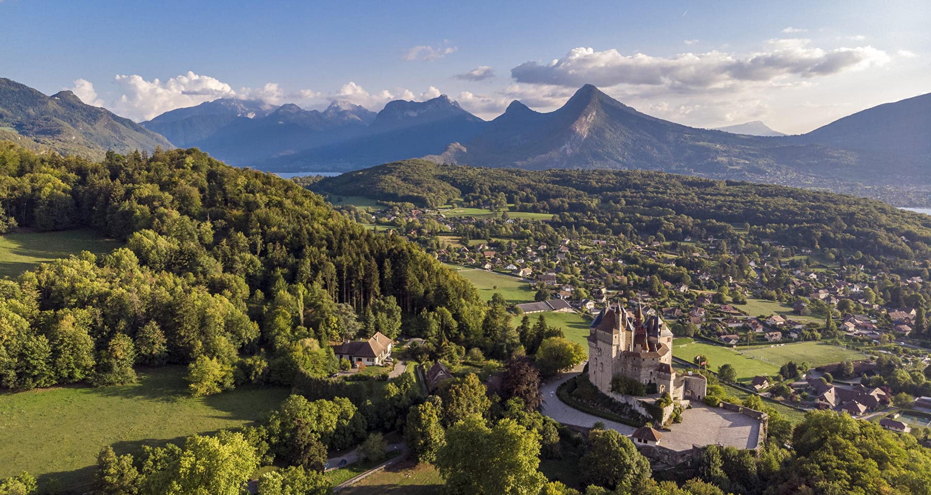 Découvrez pour vos évènements professionnels en Savoie et Haute-Savoie, l'Agence Savoie Mont-Blanc vous accompagne sur votre projet d'évènement professionnel éco-responsable et vous met en relation avec l'offre du territoire.