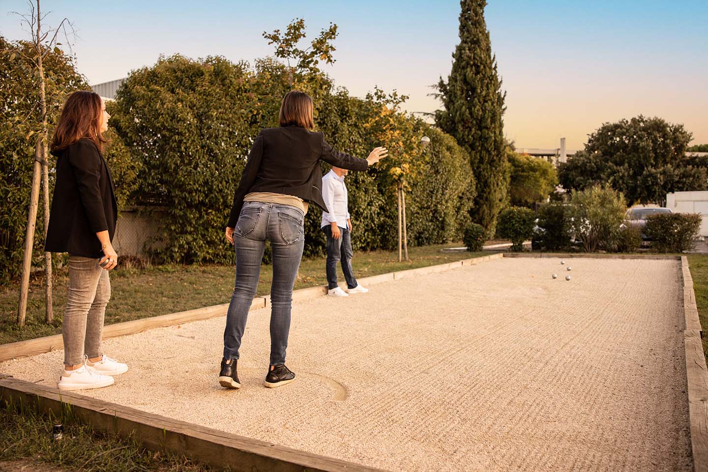 Découvrez l'espace pétanque de l'hôtel L'Initial pour vos loisir après une journée de séminaire