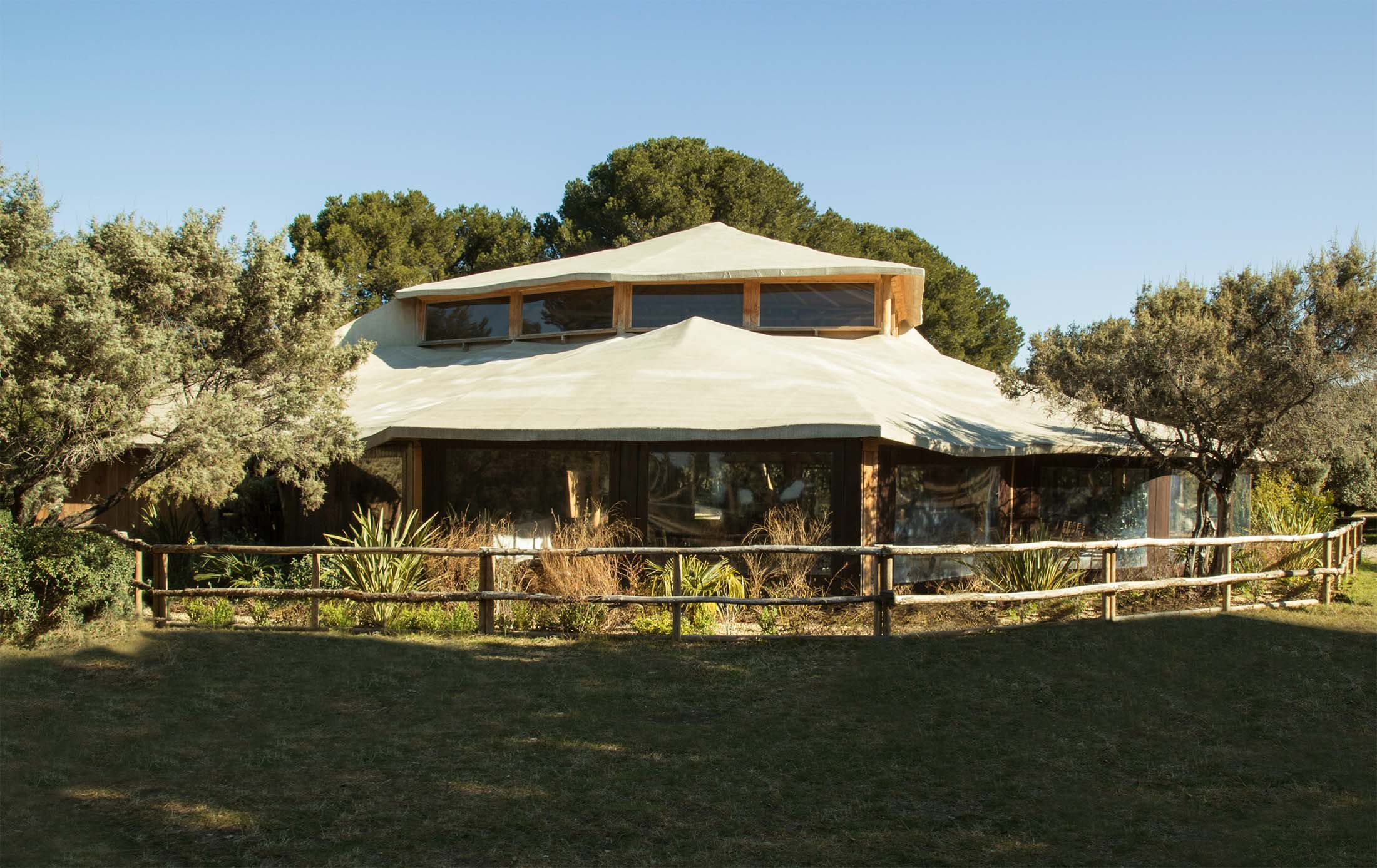 Le lodge du Parc de la Barben de l'extérieur