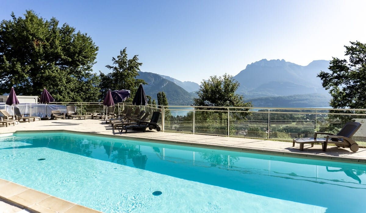 Découvrez pour vos évènements professionnels en Haute-Savoie, Les Balcons Du Lac d'Annecy. Dans un parc boisé de 3 hectares dominant le lac et son écrin de montagnes.