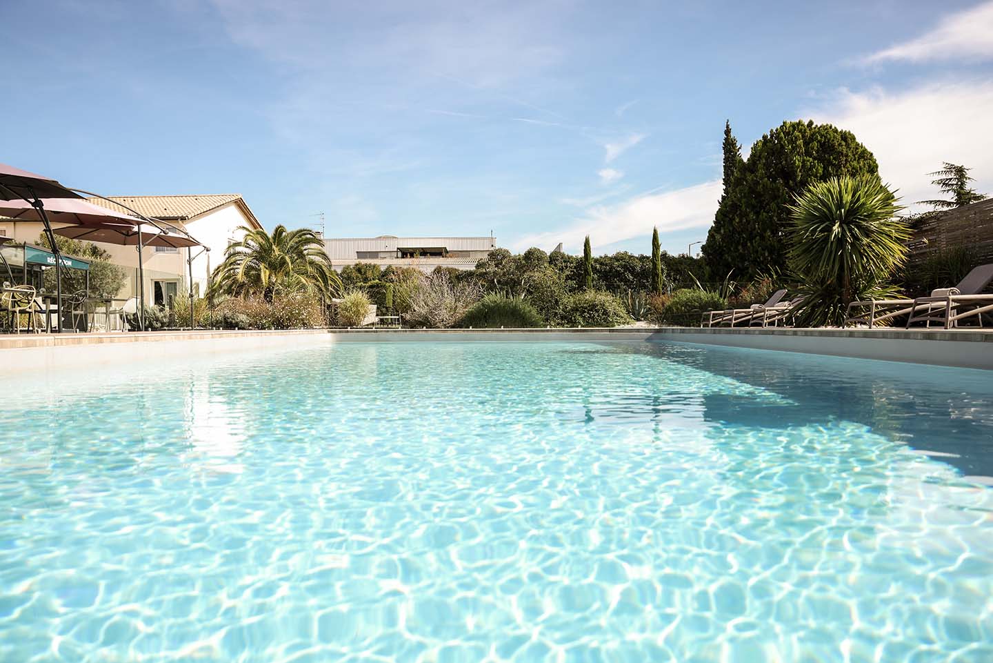 Découvrez l'espace piscine de l'hôtel L'Initial pour vous détendre après une journée de séminaire