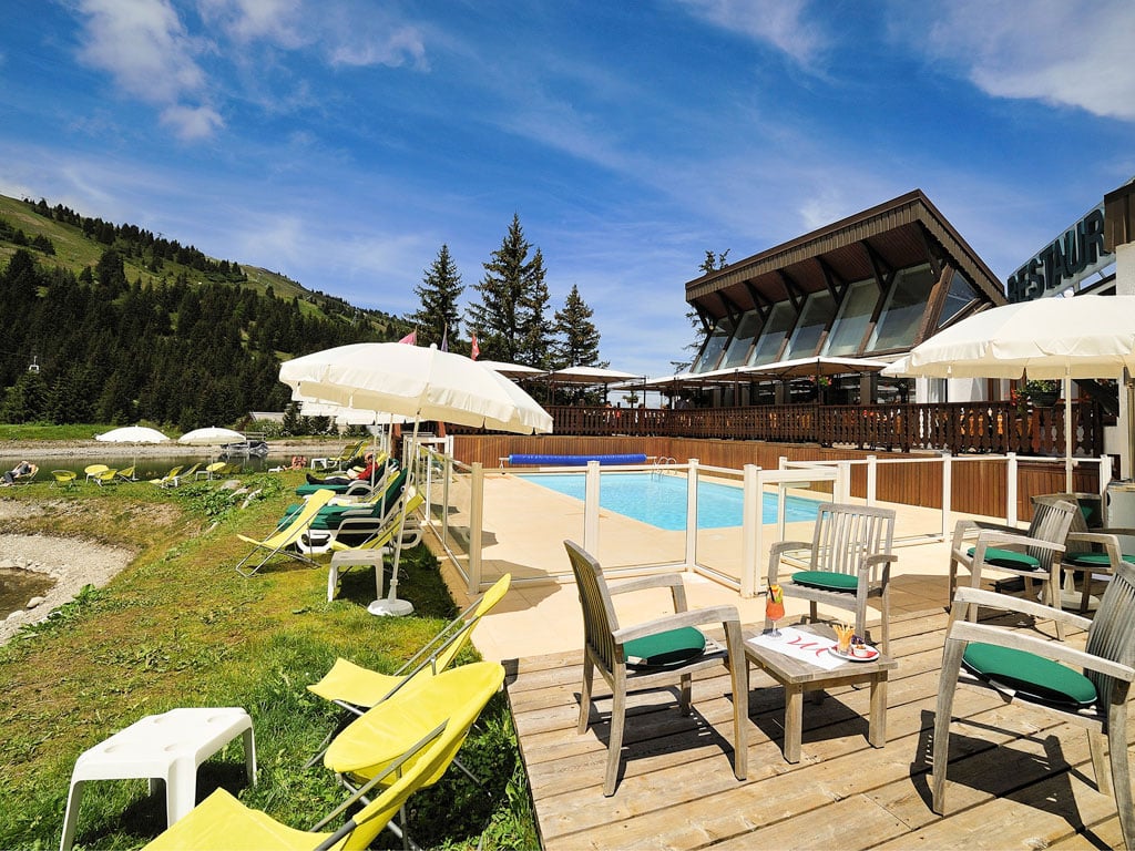 Découvrez pour de vos évènements professionnels en Savoie, l'Hôtel Mercure Courchevel. Equipé d'un d'auditorium, un espace de réception et 11 salles équipées pour vos évènements à 1900m d'altitude!